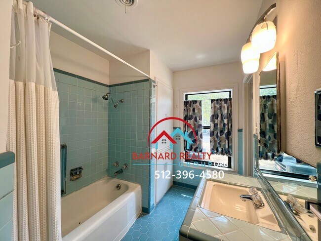 Building Photo - Charming 1970s home with mini original fea...