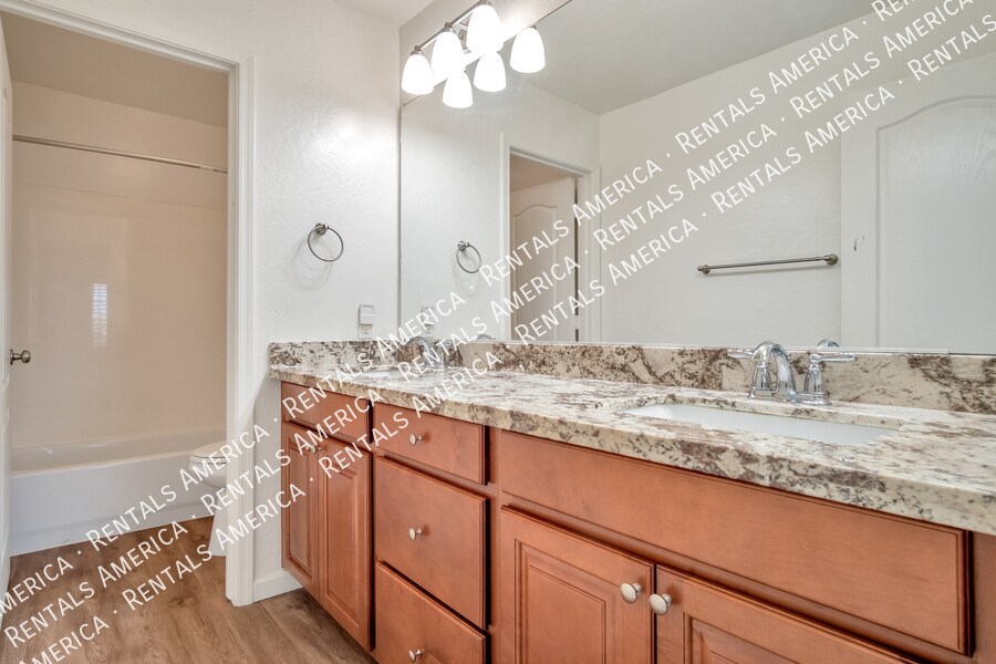 Building Photo - 2631 S Leonard Pl