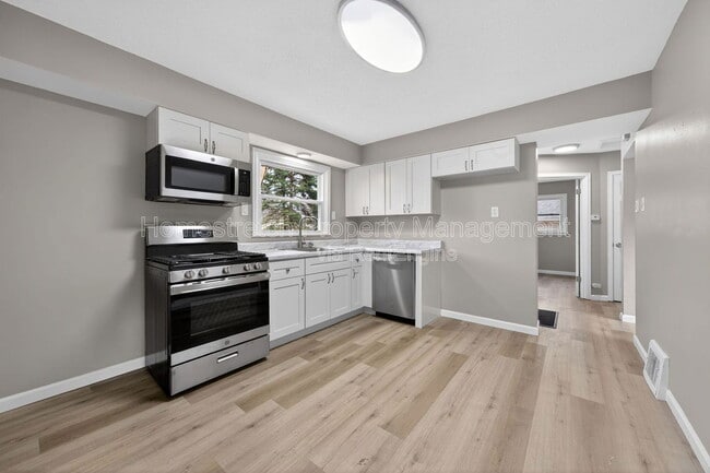 Building Photo - 315 St Anthony Ln