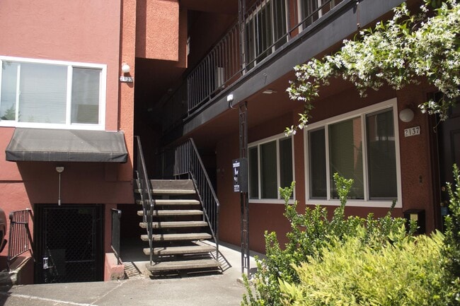 Building Photo - 2127 NE Halsey St