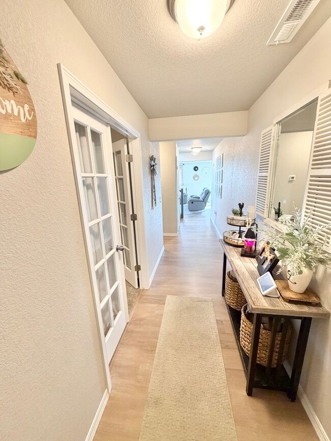 Building Photo - Like New Home for Rent on Truscott!