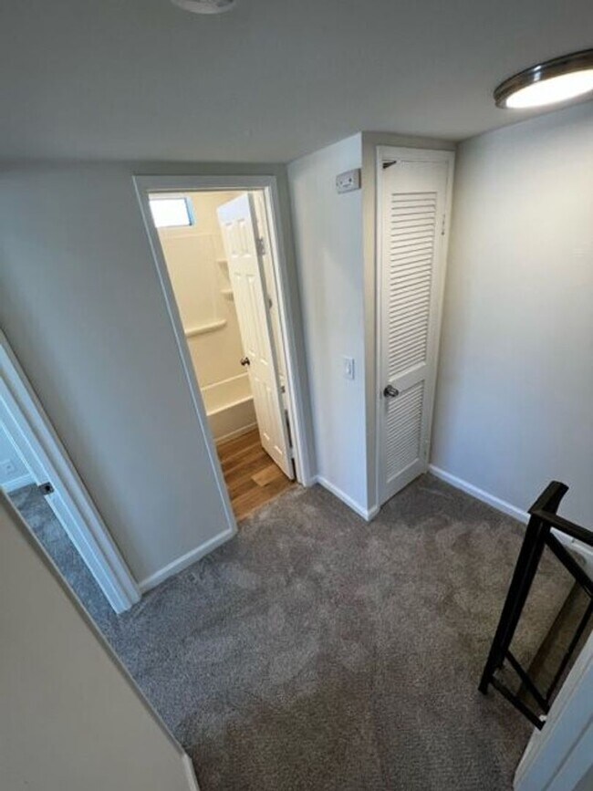 Building Photo - 2 bedroom 1.5 Bath Upgraded Townhome