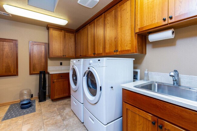 Building Photo - 17028 Cooper Dr