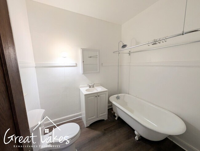 Building Photo - Beautiful 2 Bedroom 1 Bathroom now availab...