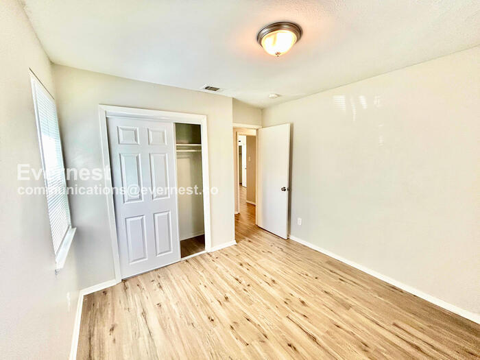 Building Photo - 6315 Silvery Moon Dr