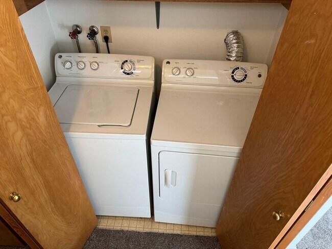 Building Photo - $500 off 1st Rent - Spacious 3 bedroom, 1.5 bathroom Townhouse, Lush Greenspace