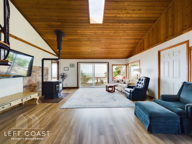 Building Photo - 1033 NW Inlet Ave