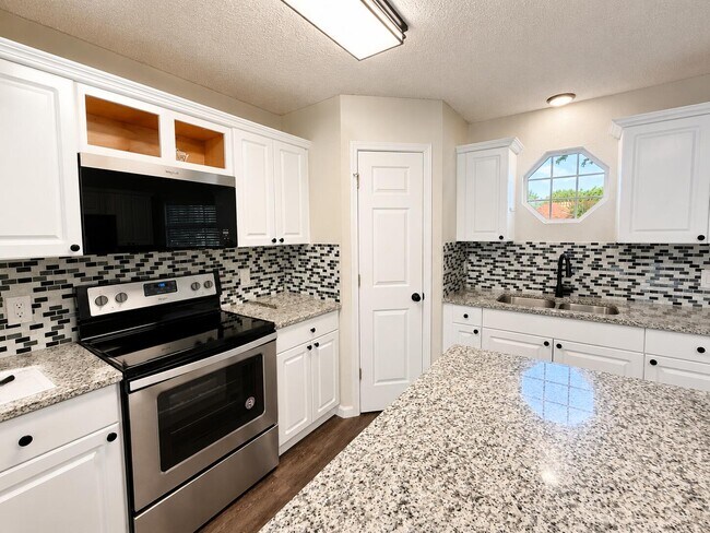 Building Photo - 2722 Shalimar Dr