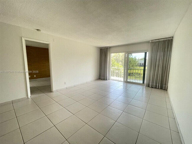 Building Photo - 950 Hillcrest Dr