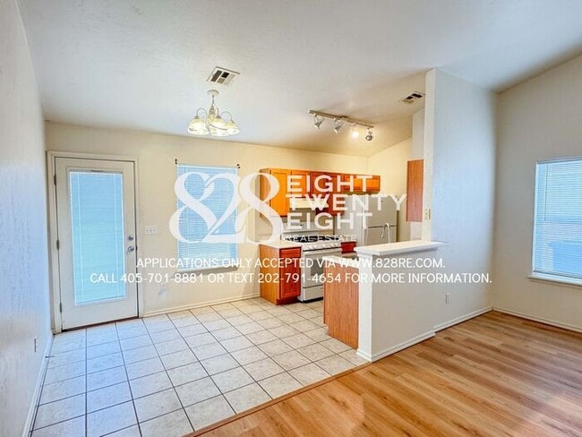 Building Photo - ADORABLE East Norman 3 Bed/2 Bath Duplex Available NOW in Eastridge!