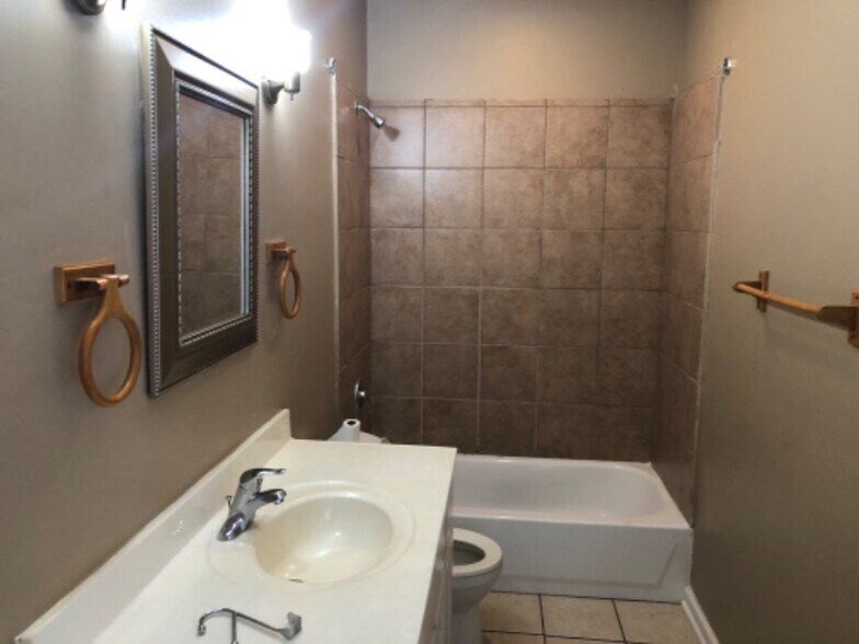 Building Photo - 1102 College St