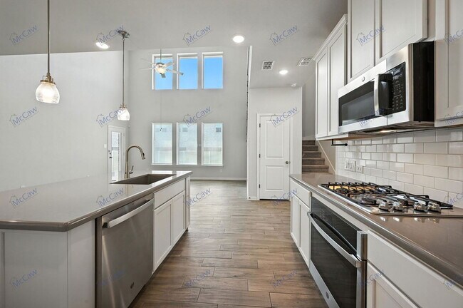 Building Photo - 700 Parkside Dr