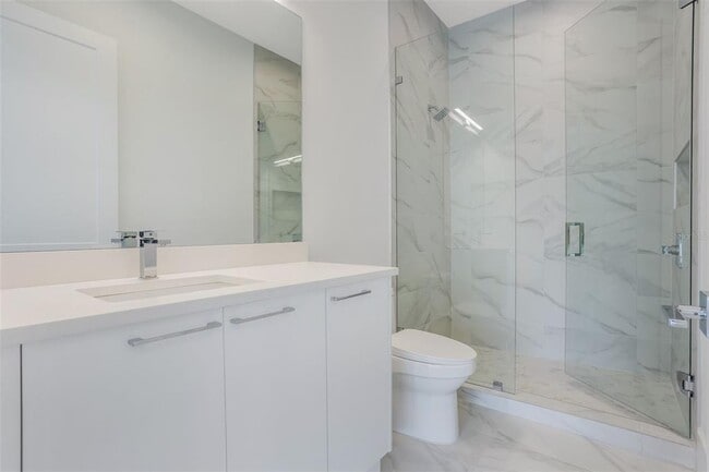 Building Photo - 16110 Pendio Dr