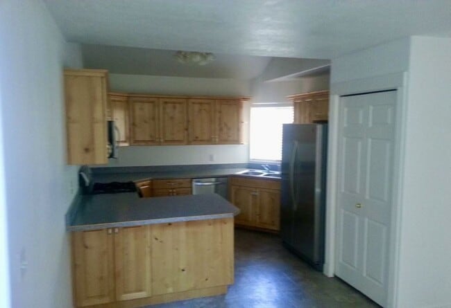 Building Photo - 4 BR HOME in Hurricane