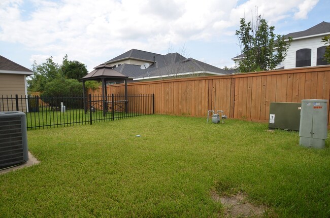 Building Photo - Gorgeous Townhome on a Golf Course!!!!