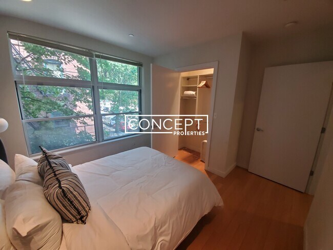 Building Photo - 601 Albany St