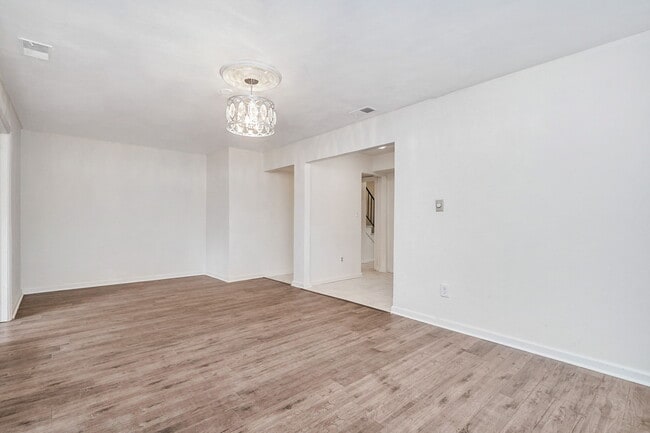 Building Photo - 5213 Clover Hill Dr