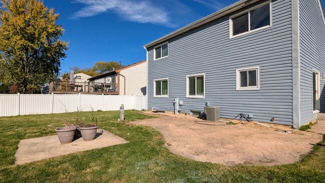 Building Photo - 650 Shining Water Dr