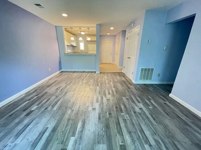 Building Photo - Mill Creek - Updated 2br 2ba garden-style ...