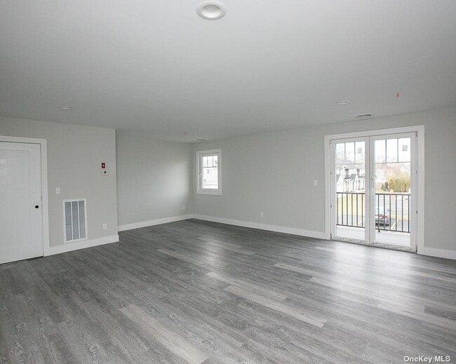 Building Photo - 170 W Montauk Hwy