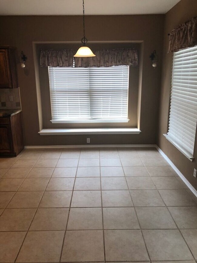 Building Photo - Beautiful home in gated community