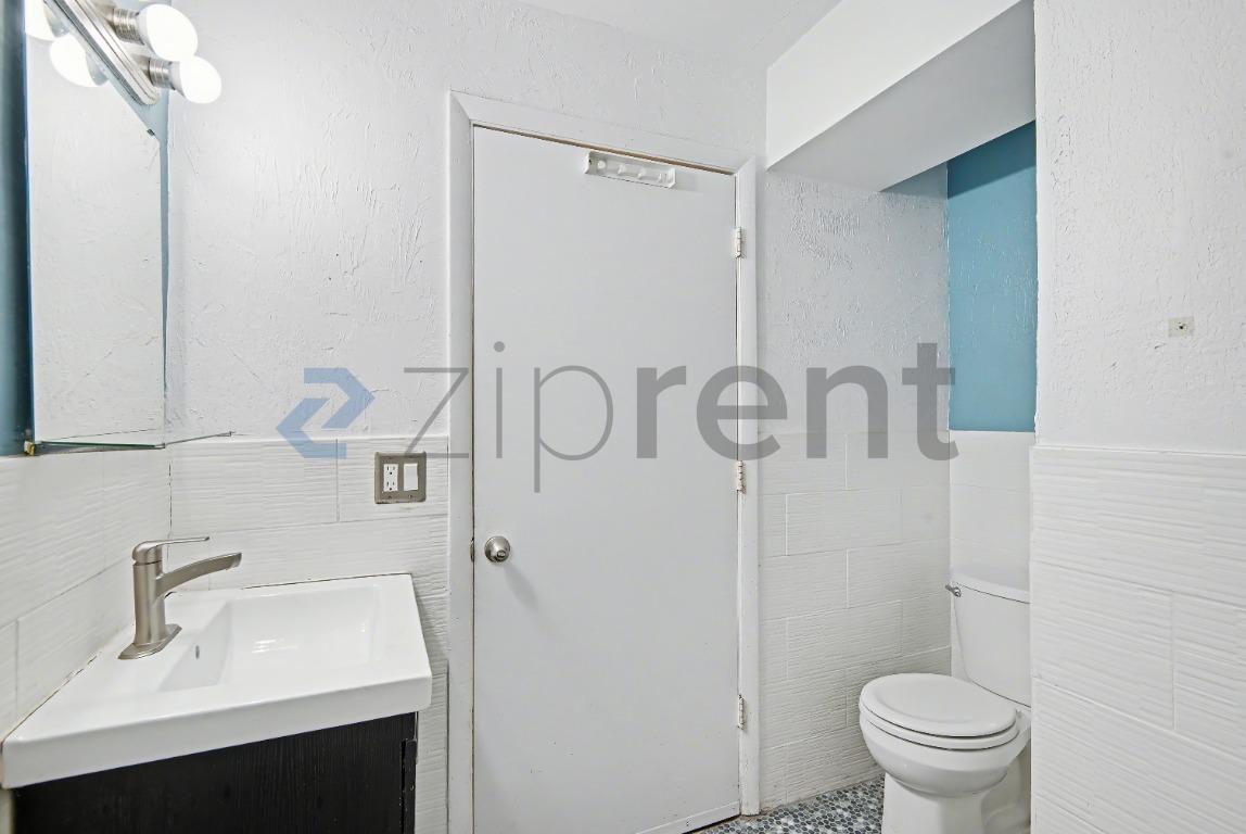 Building Photo - Unit