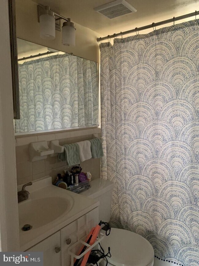 Building Photo - This cozy unit combines convenience, comfo...