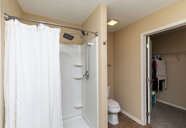 Building Photo - END UNIT!!  3 Bedroom, 2.5 Bathroom Townhome in West Des Moines!