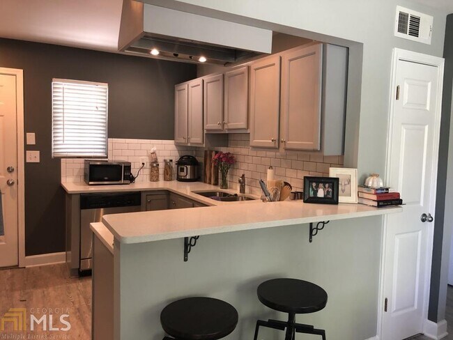 Building Photo - 210 Sampson St NE