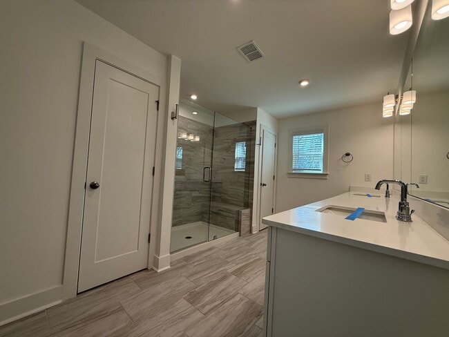 Building Photo - 3BR/3.5BA 3-Story Townhome w/ Quartz + W/D in Decatur