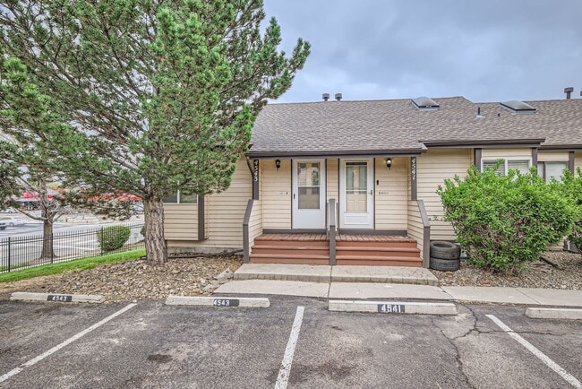Building Photo - 2 Bedroom, 1 1/2 Half Bath, End Unit Townhome!