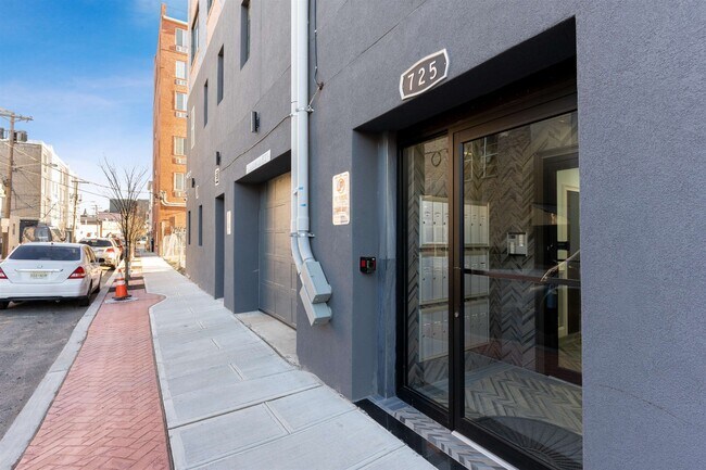 Building Photo - 725 Sip St