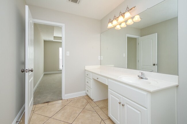 Building Photo - 823 Landing Dr