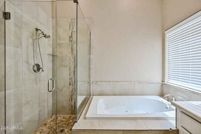 Building Photo - 3830 E Tanglewood Dr