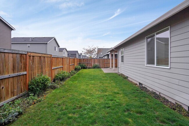 Building Photo - Polished single-level 3 bed, 2 bath home in NE Salem!