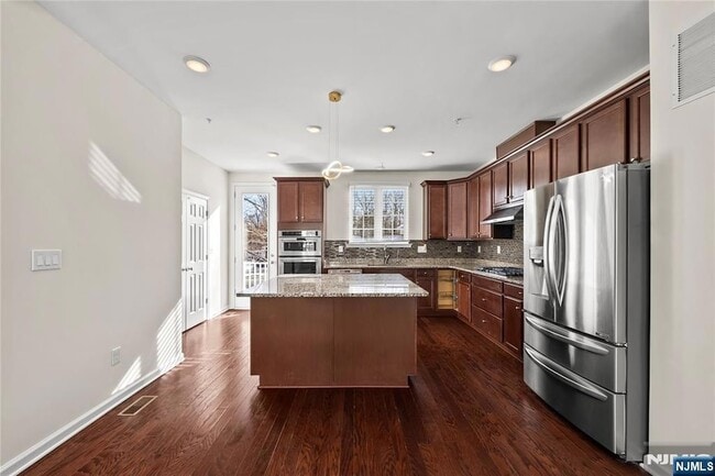 Building Photo - 9 Landmark Ln