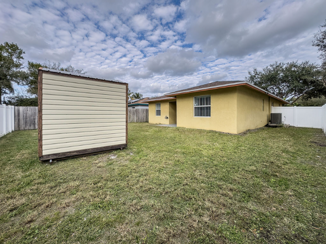 Building Photo - 1525 NW 7th Terrace