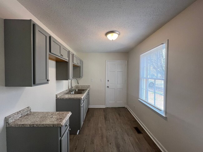 Building Photo - 3 Bedroom close to Uptown