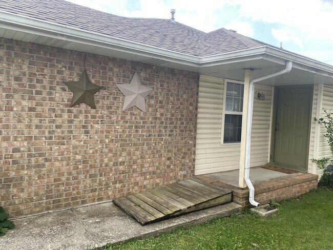 Building Photo - 813 Foxx Dr