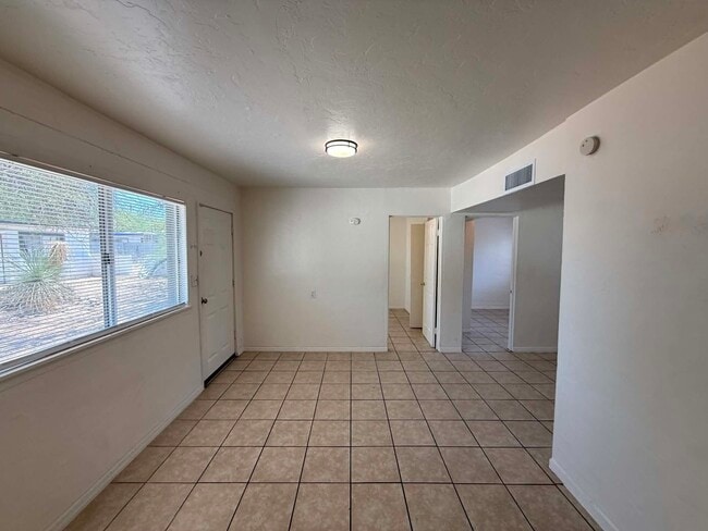 Building Photo - 460 E Delano St