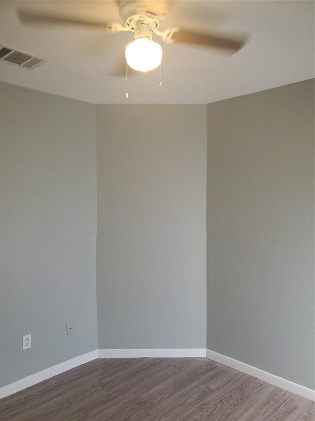 Building Photo - 2221 Creekside Ln