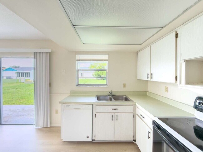 Building Photo - Available for immediate occupancy!