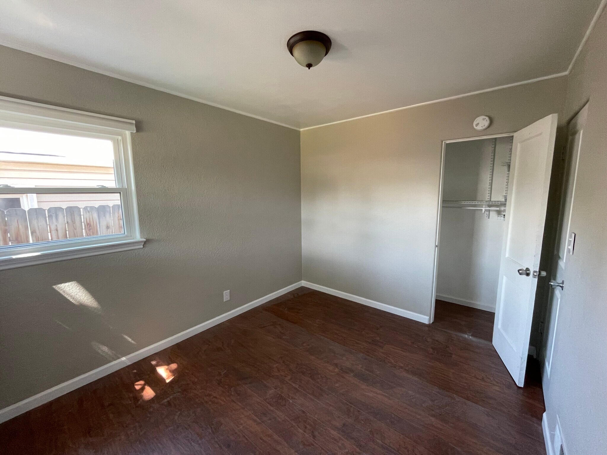 Bedroom 1 - natural light - 1335 Dallas St