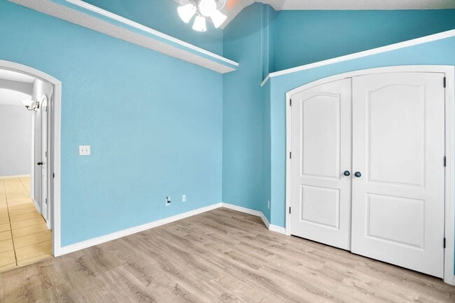 Building Photo - "Charming 3-Bedroom Retreat with 2 Full Ba...