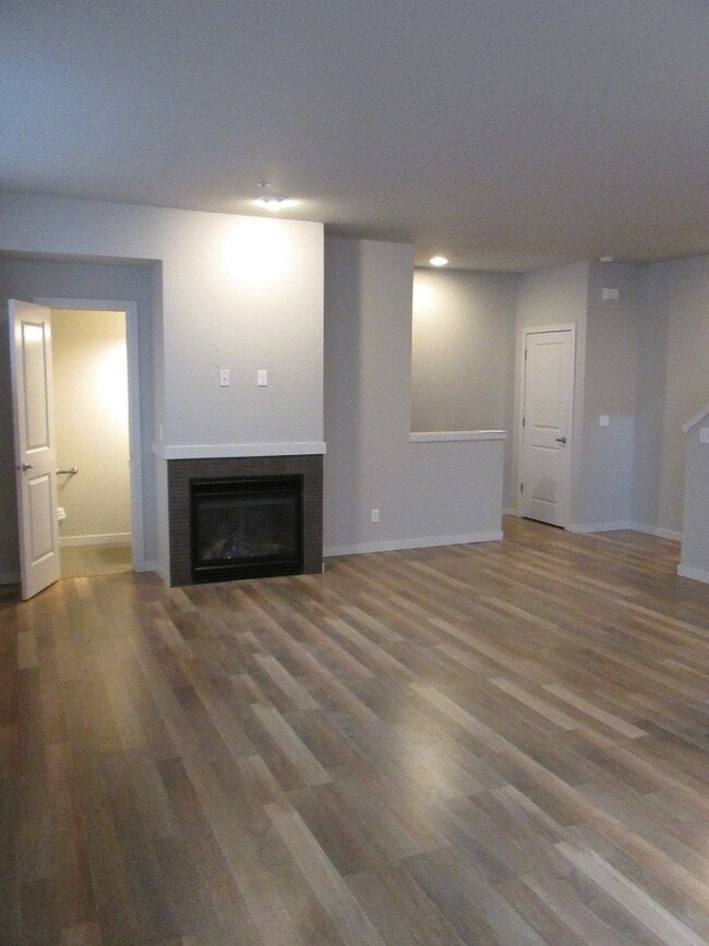 Building Photo - Spacious Two Bedroom Townhome