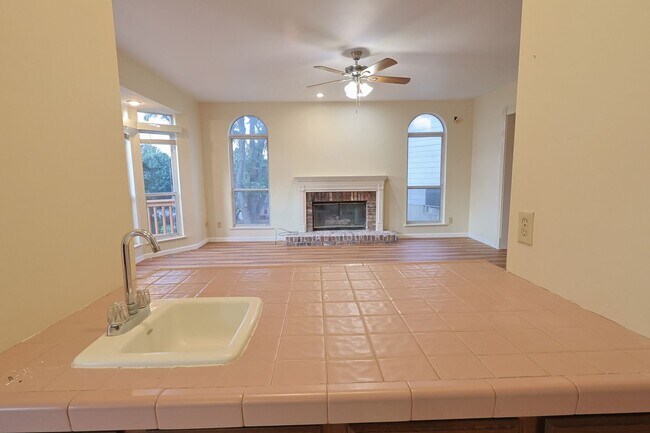 Building Photo - Spacious Parkway South Home with Walk-Out Basement & Large Backyard