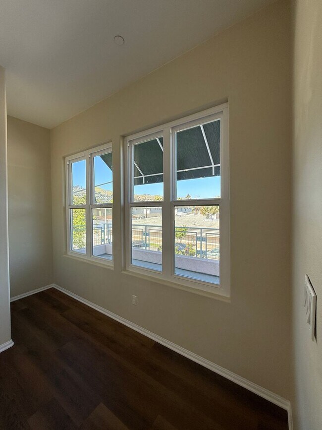 Building Photo - Mid Town Ventura Upstairs 2+2 Apartment