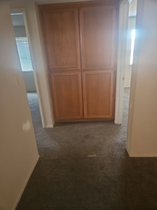 Building Photo - 2 BEDROOM 1 BATH UNIT