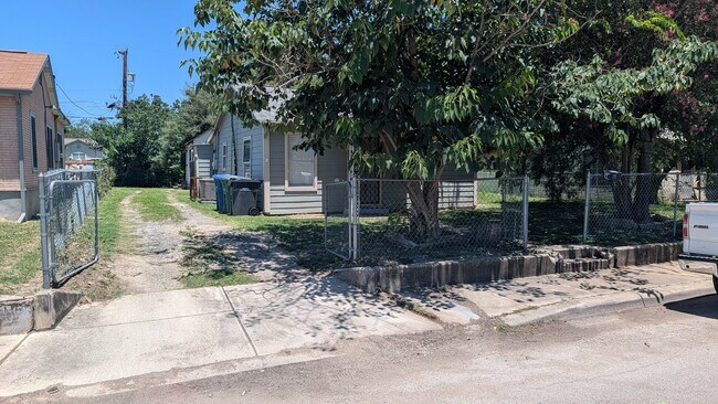 Building Photo - 331 Gardina St