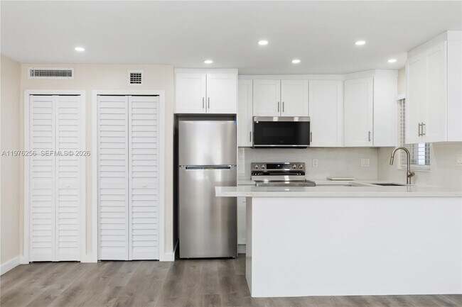 Building Photo - 3101 SW 27th Ave